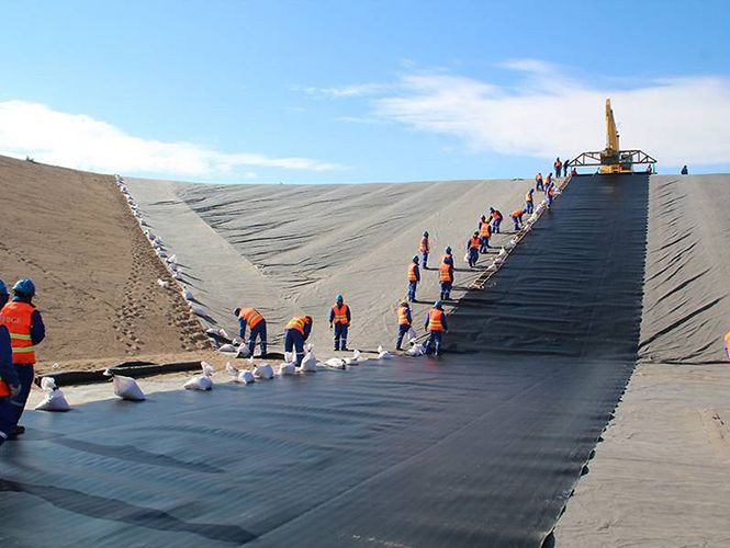 Укладка геомембран